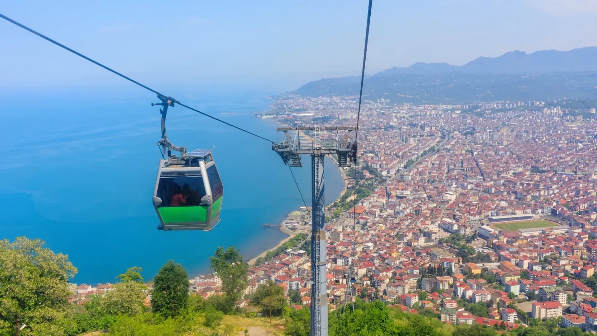 Seilbahnen über einer Küstenstadt