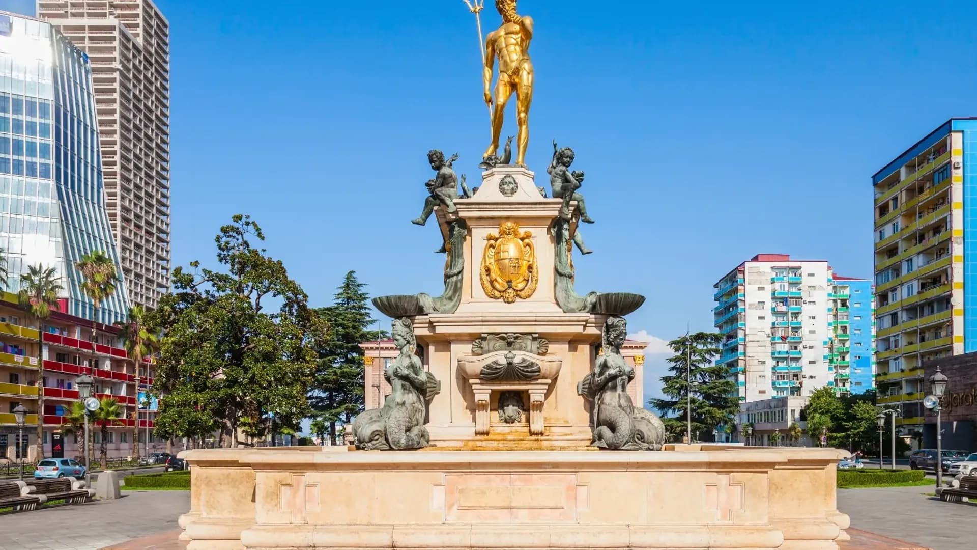 Dekorativer Brunnen auf einem Stadtplatz