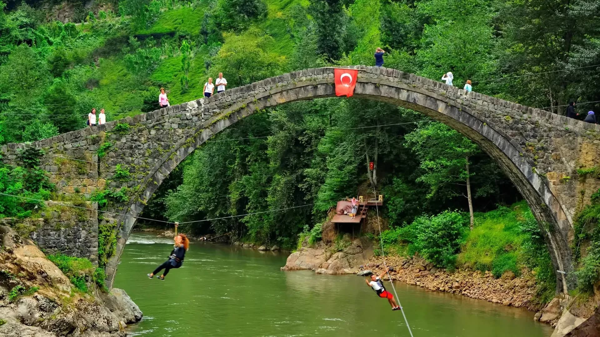 Gewölbte Steinbrücke über einen Fluss