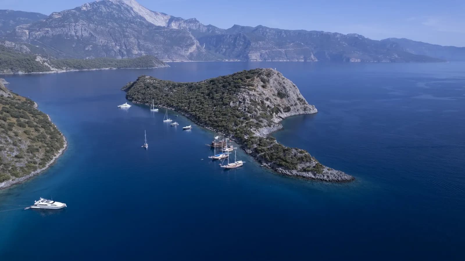 Kleine Inseln und Segelboote im blauen Meer