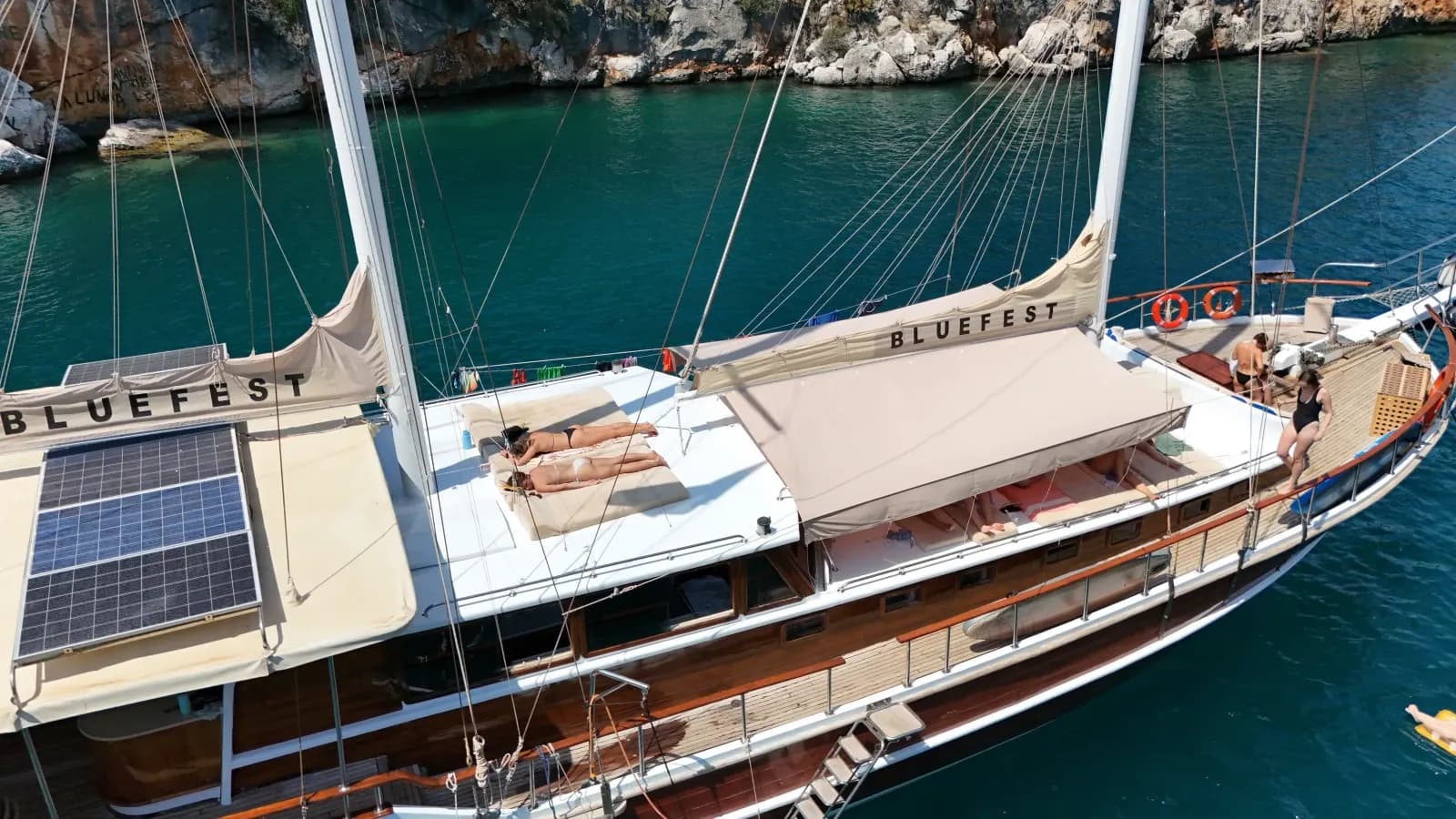 Deck und Masten eines hölzernen Segelbootes