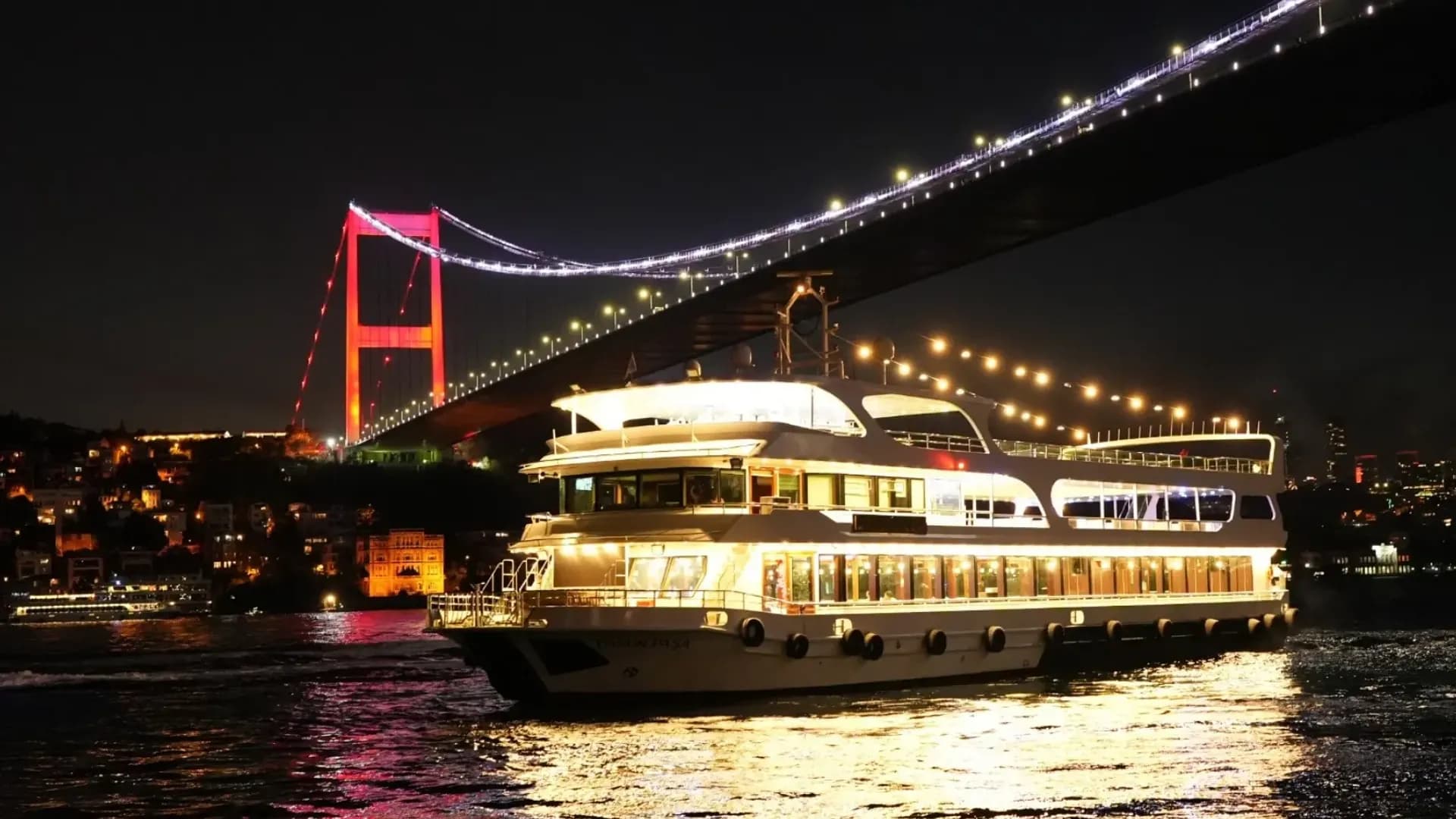 博斯普鲁斯海峡夜间晚餐游船