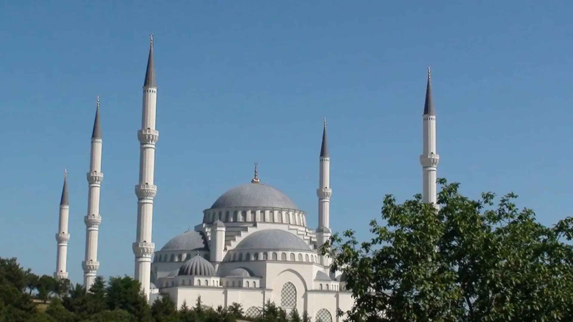 Weiße Kuppelmoschee mit hohen Minaretten