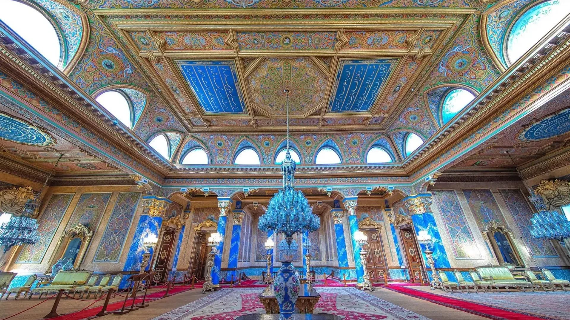 Verzierter Palastsaal mit hohen Bogenfenstern