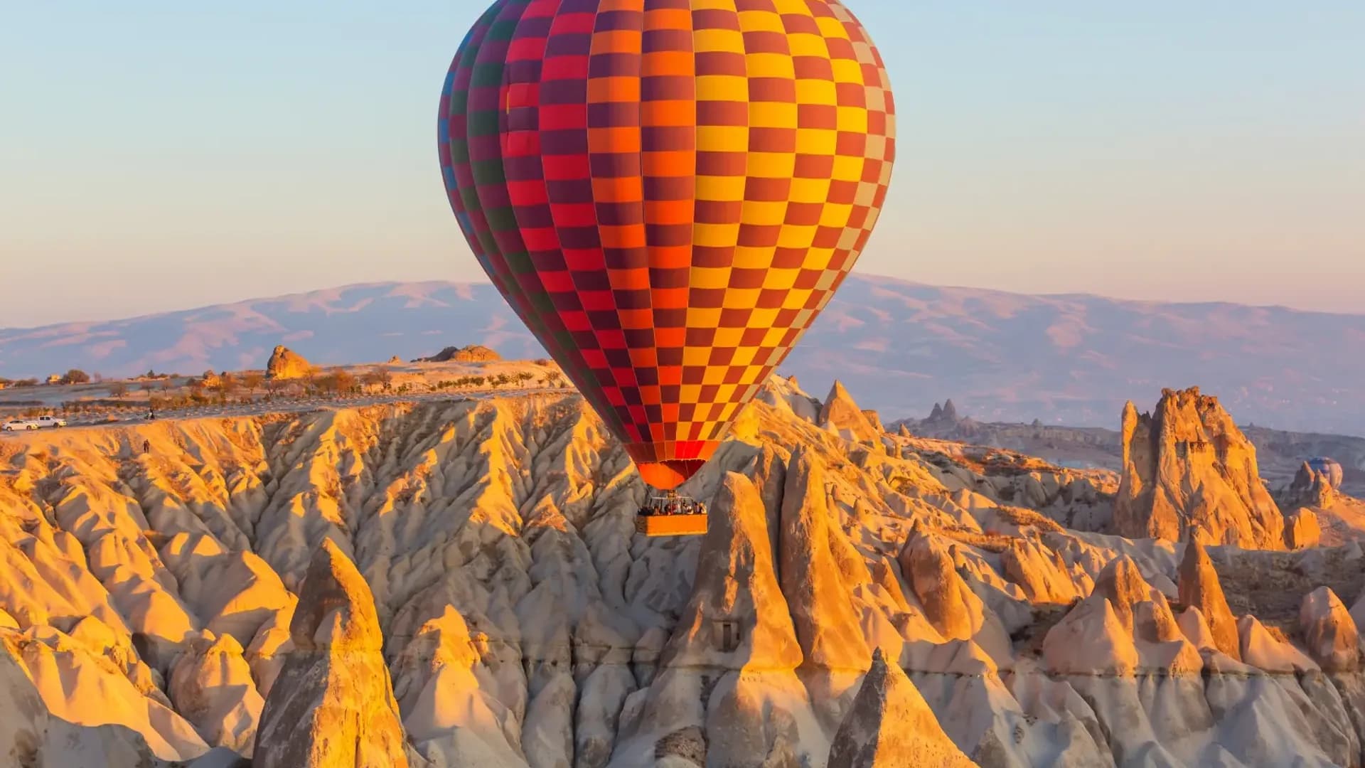 Bunter Heißluftballon über Felsformationen