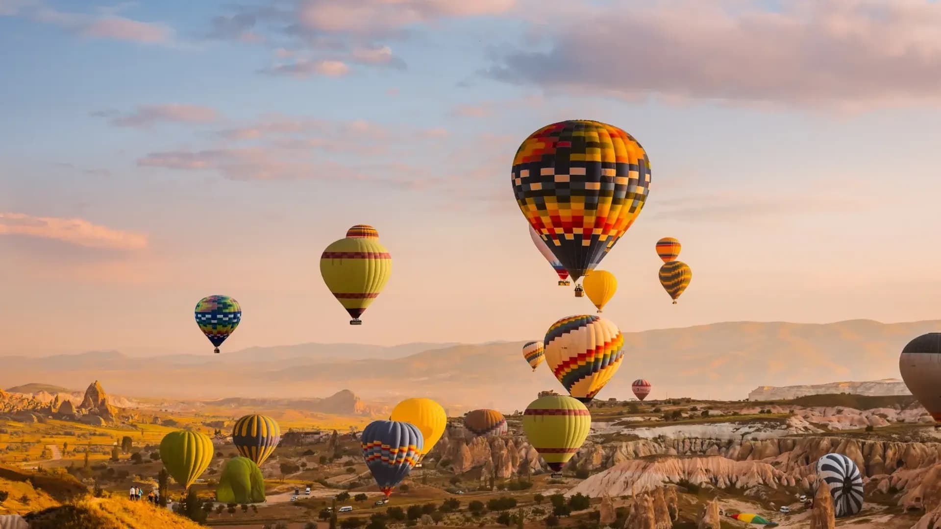 Heißluftballons über Tälern
