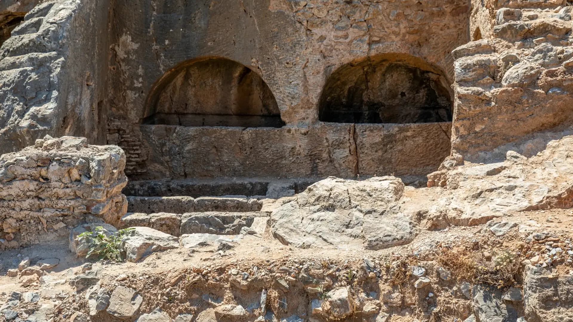 أقواس حجرية فوق الآثار الأثرية