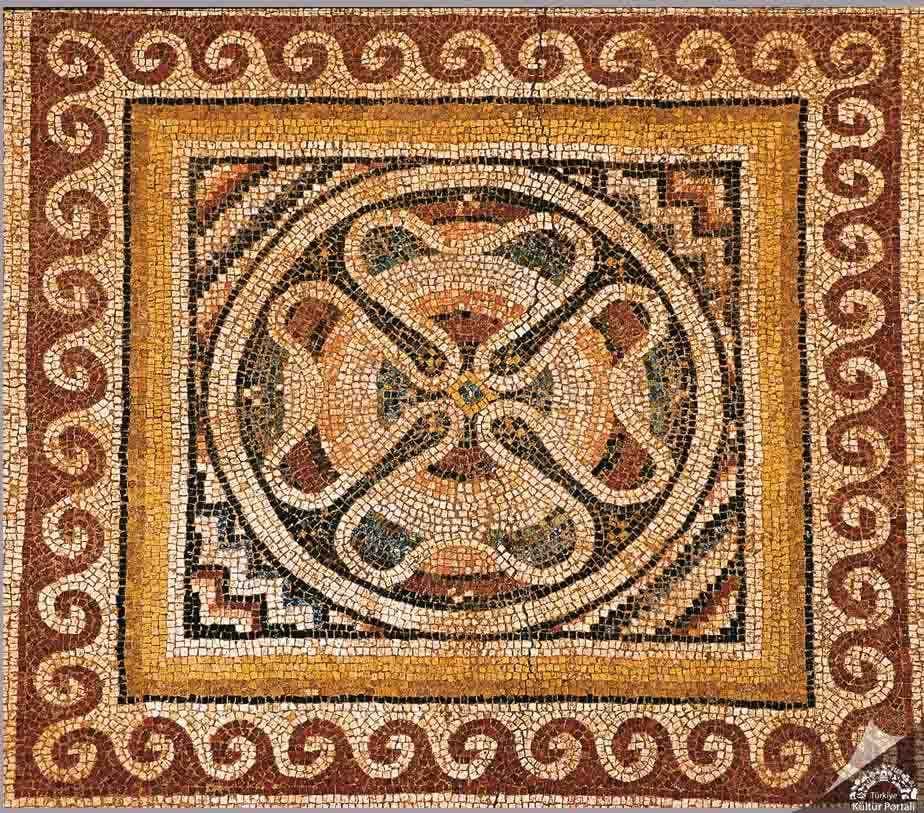 Antik bir mozaikte dekoratif geometrik desen