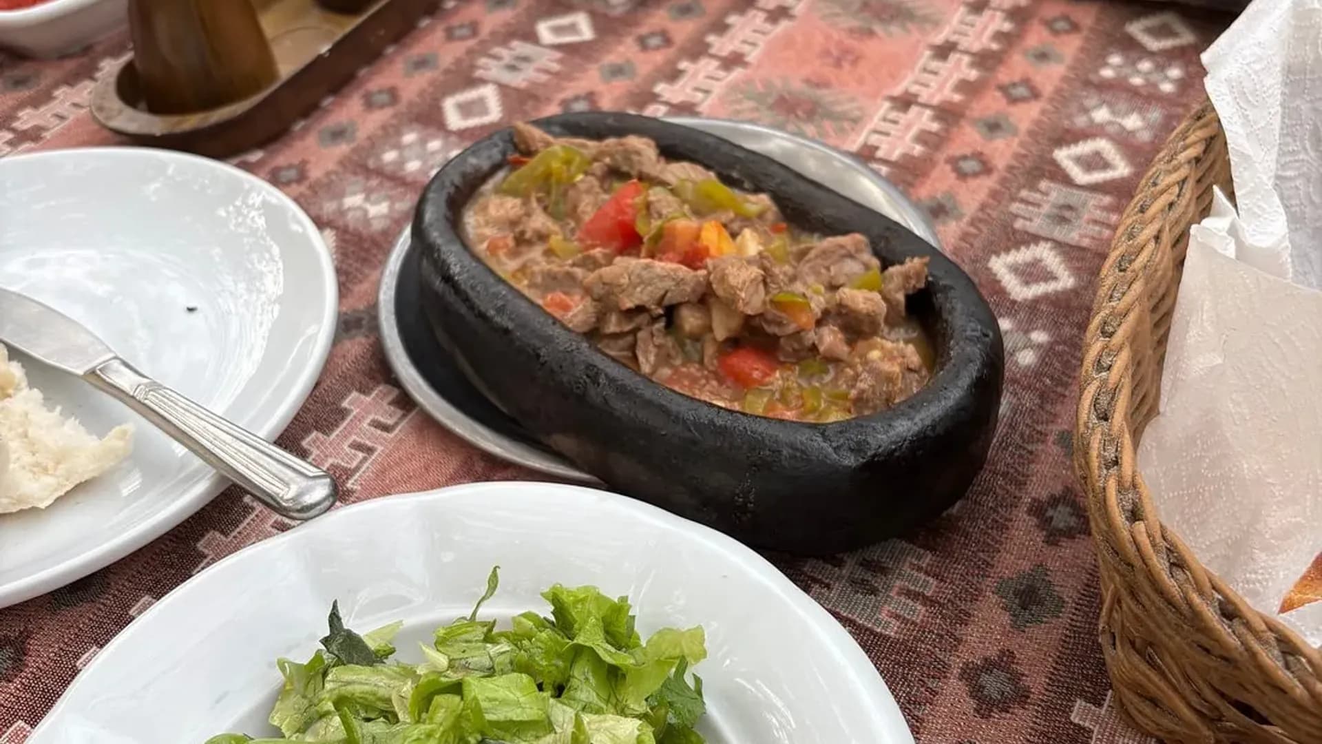 Masada servis edilen pişmiş yemek ve salata