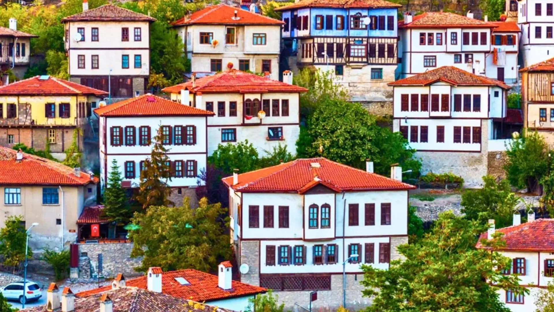 بيوت تقليدية ملونة