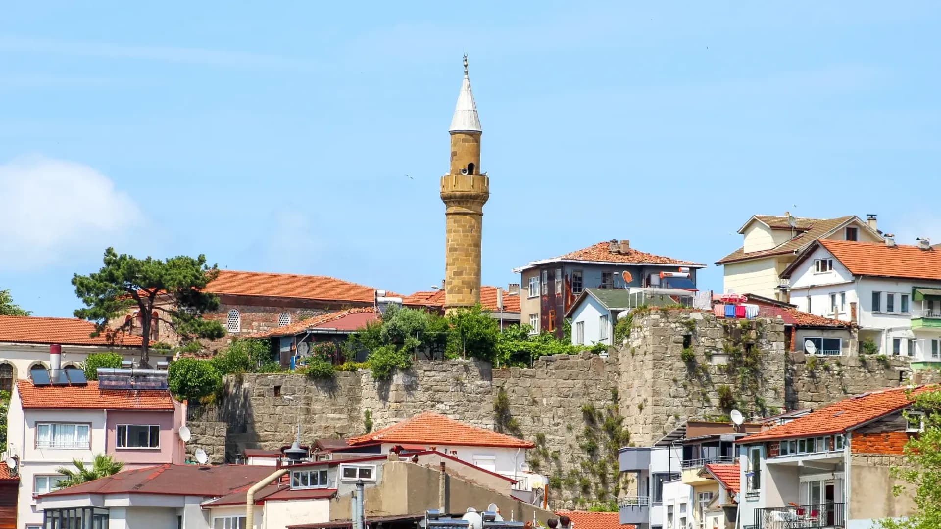 مئذنة فوق أسطح المدينة