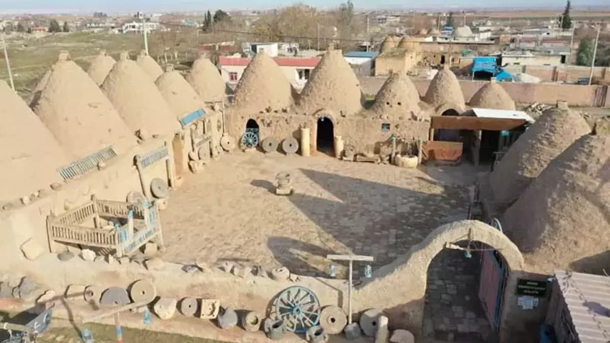 Постройки в форме улья и внутренний двор