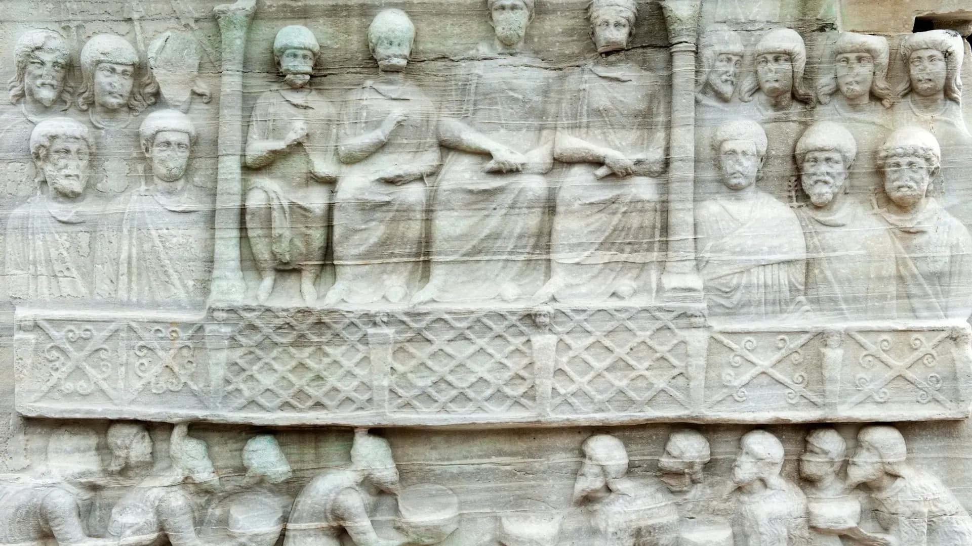 Sıra sıra figürlerin yer aldığı oyma taş kabartma