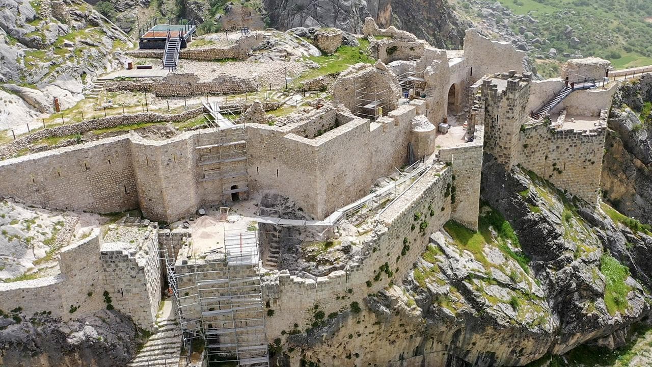 Руины каменного поселения на вершине холма