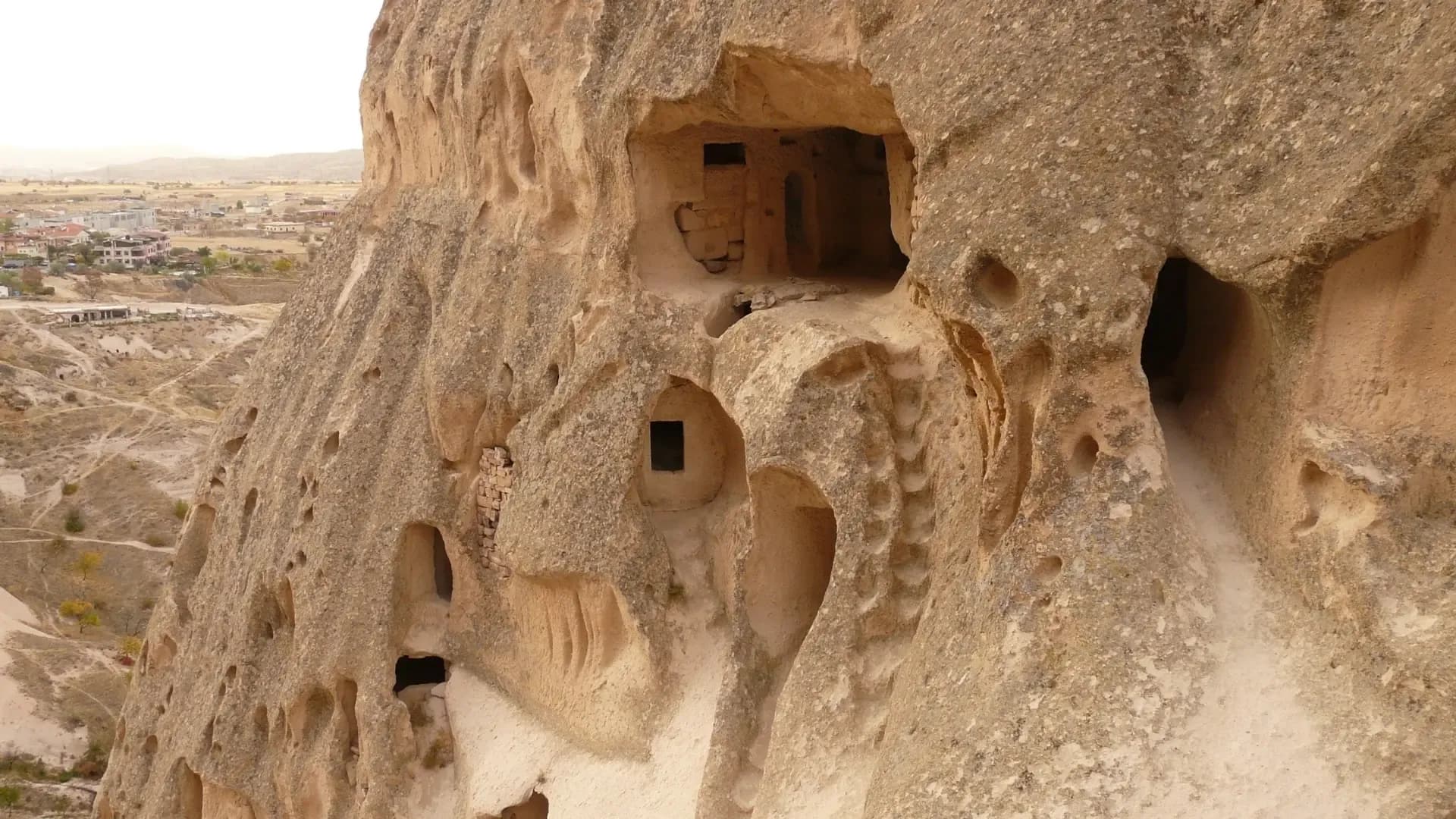 Bir uçurumdaki kayaya oyulmuş kapı