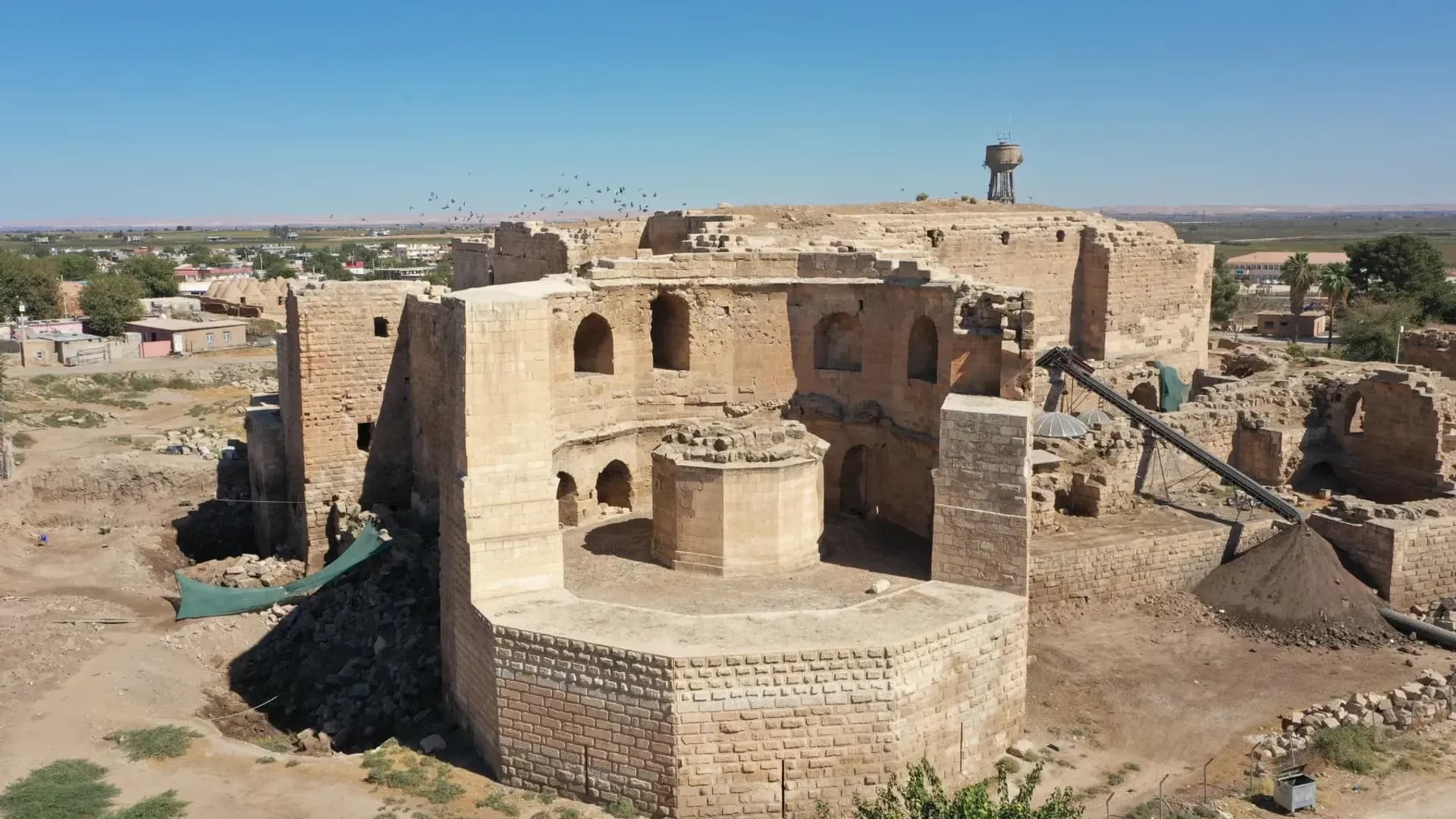 Историческое каменное здание с высокой квадратной башней