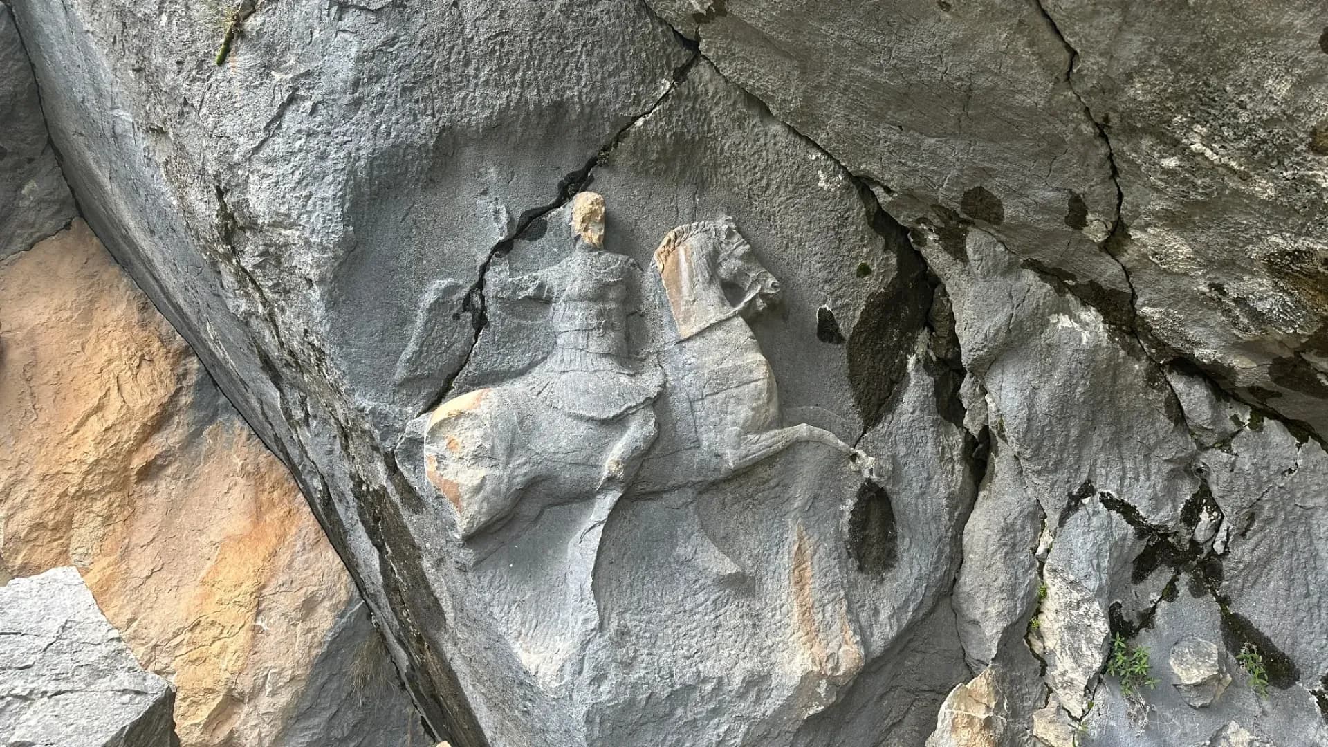 风化石浮雕上的人物雕刻