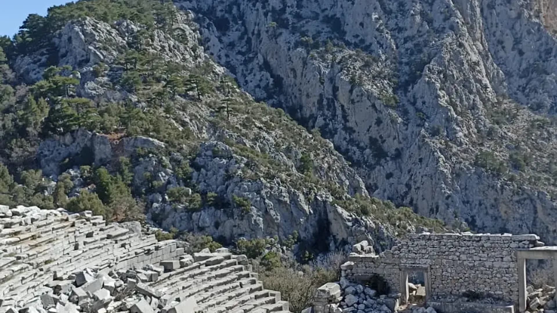 古代遗址上方的落基山