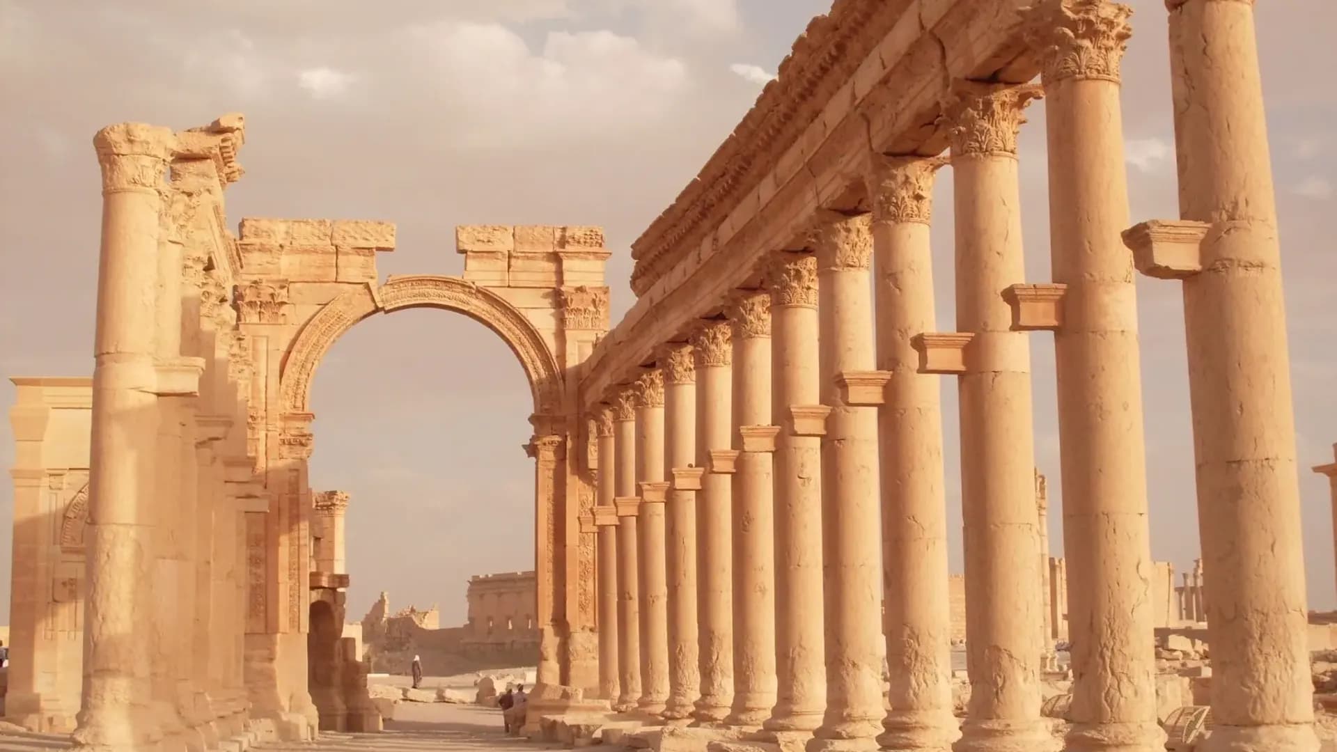 拥有巨大拱门的古老柱廊