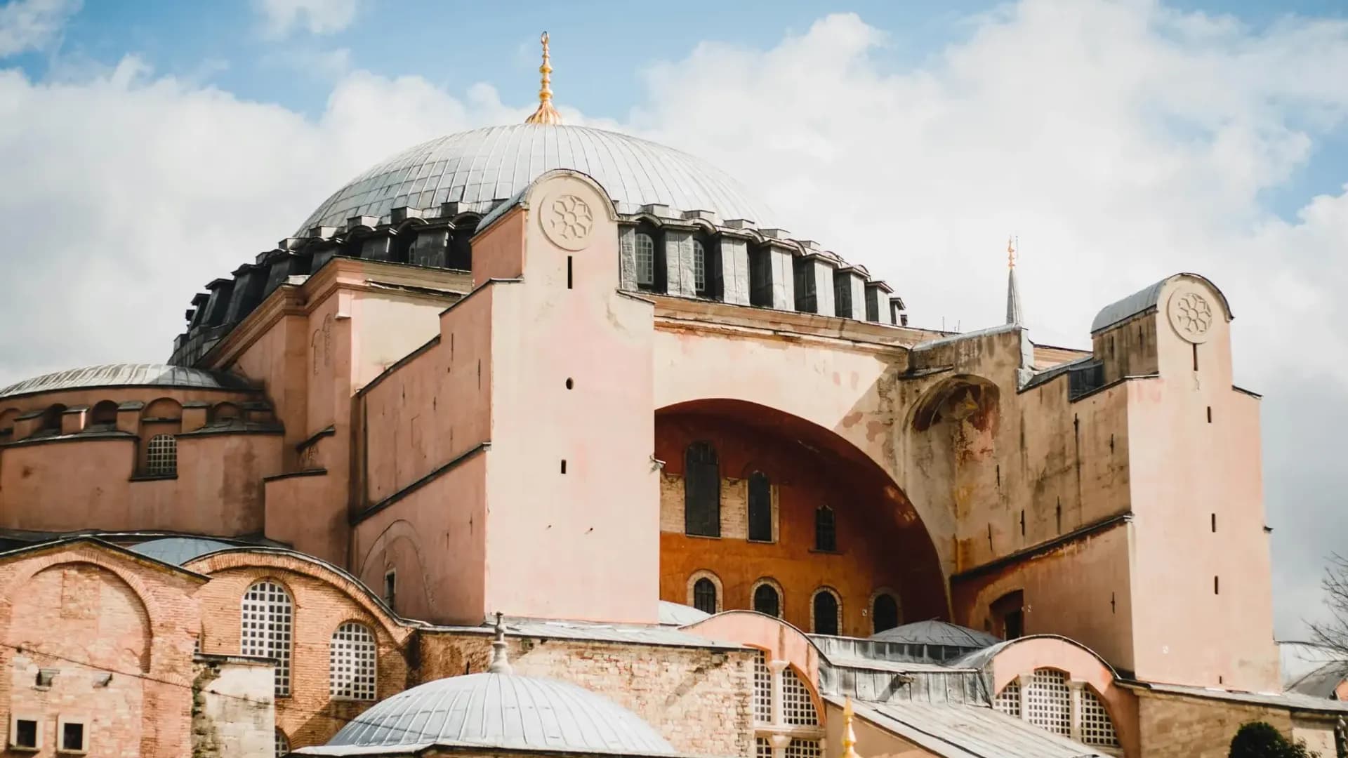 Tarihi kubbeli bir binanın dış cephesi