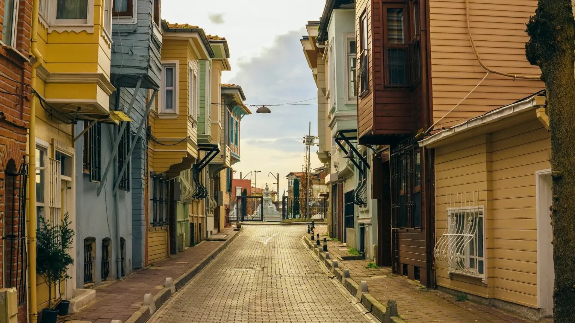 Tarihi ahşap evlerin sıralandığı sakin sokak