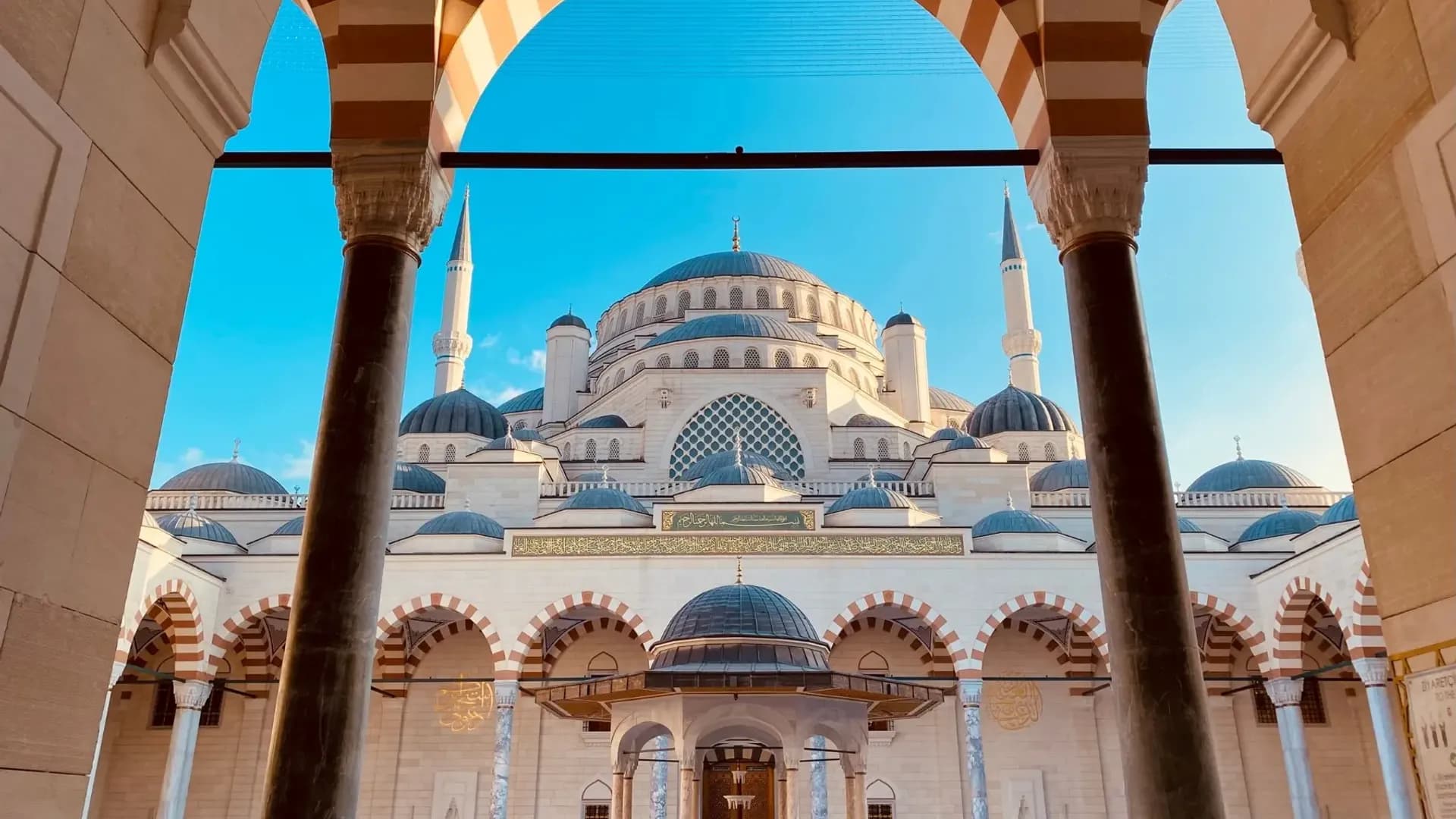 Kemerli bir sütunlu çerçeveli cami