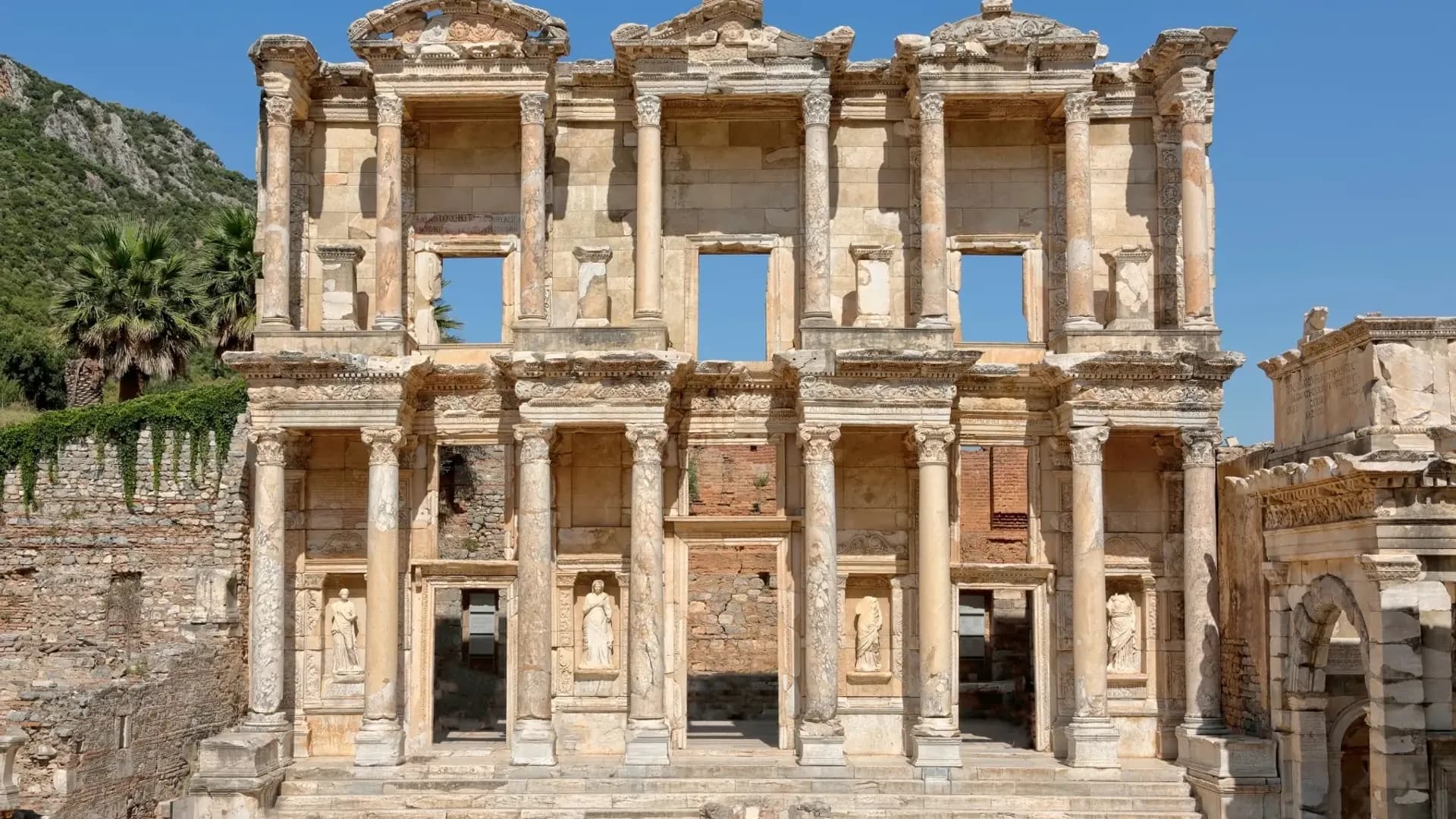 Mavi gökyüzünün altında antik taş cephe