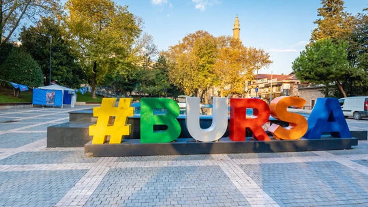绿树成荫的广场上彩色 Bursa 字母