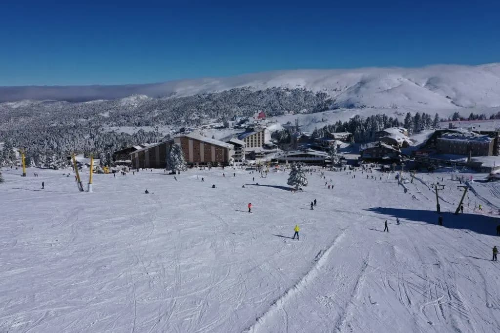 山地建筑旁的积雪滑雪场