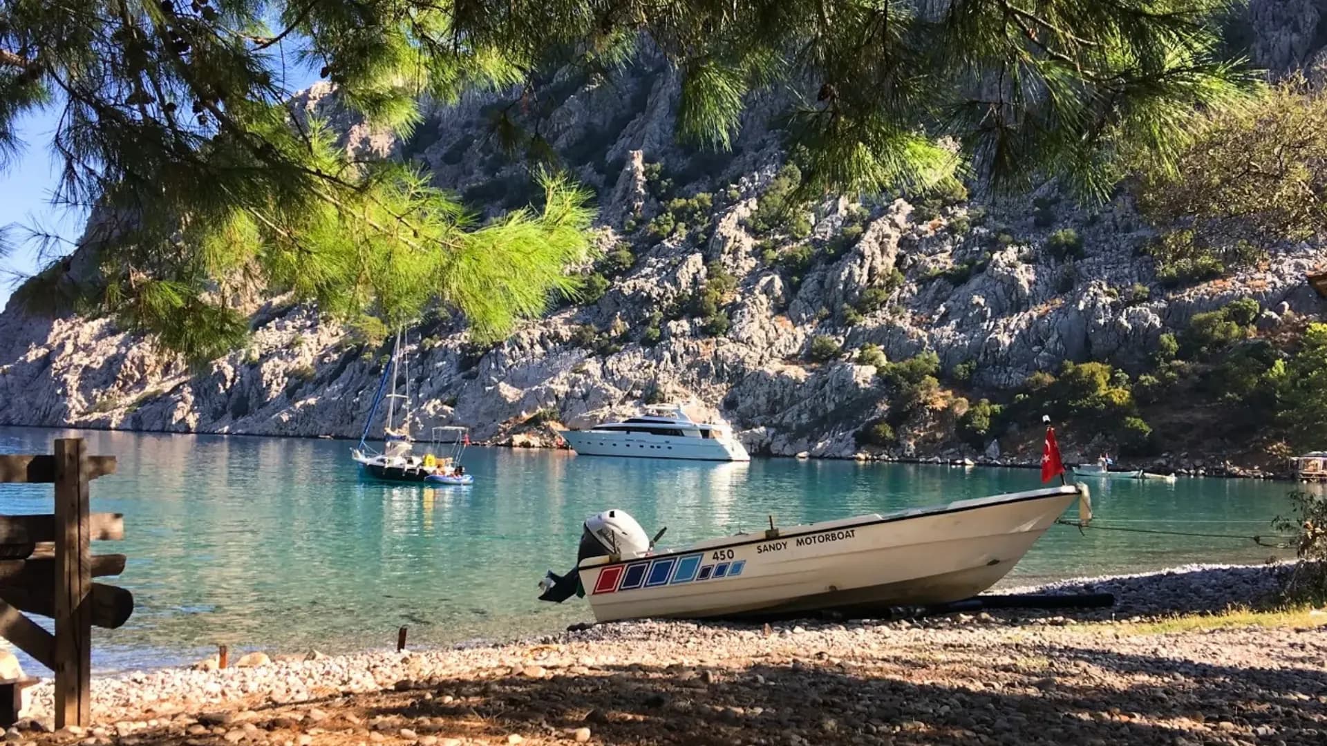 小船停泊在阴凉的海岸旁