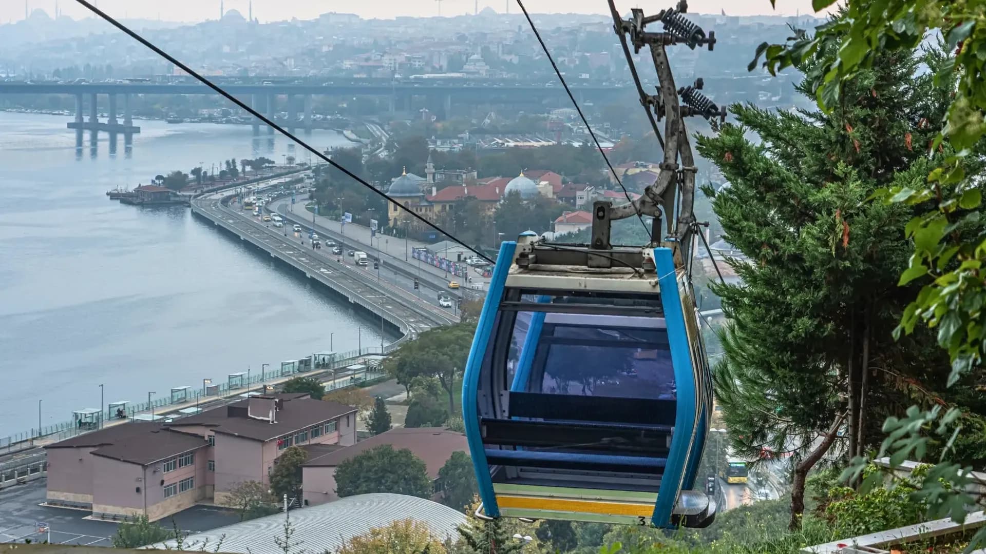 Seilbahn über einer städtischen Wasserstraße