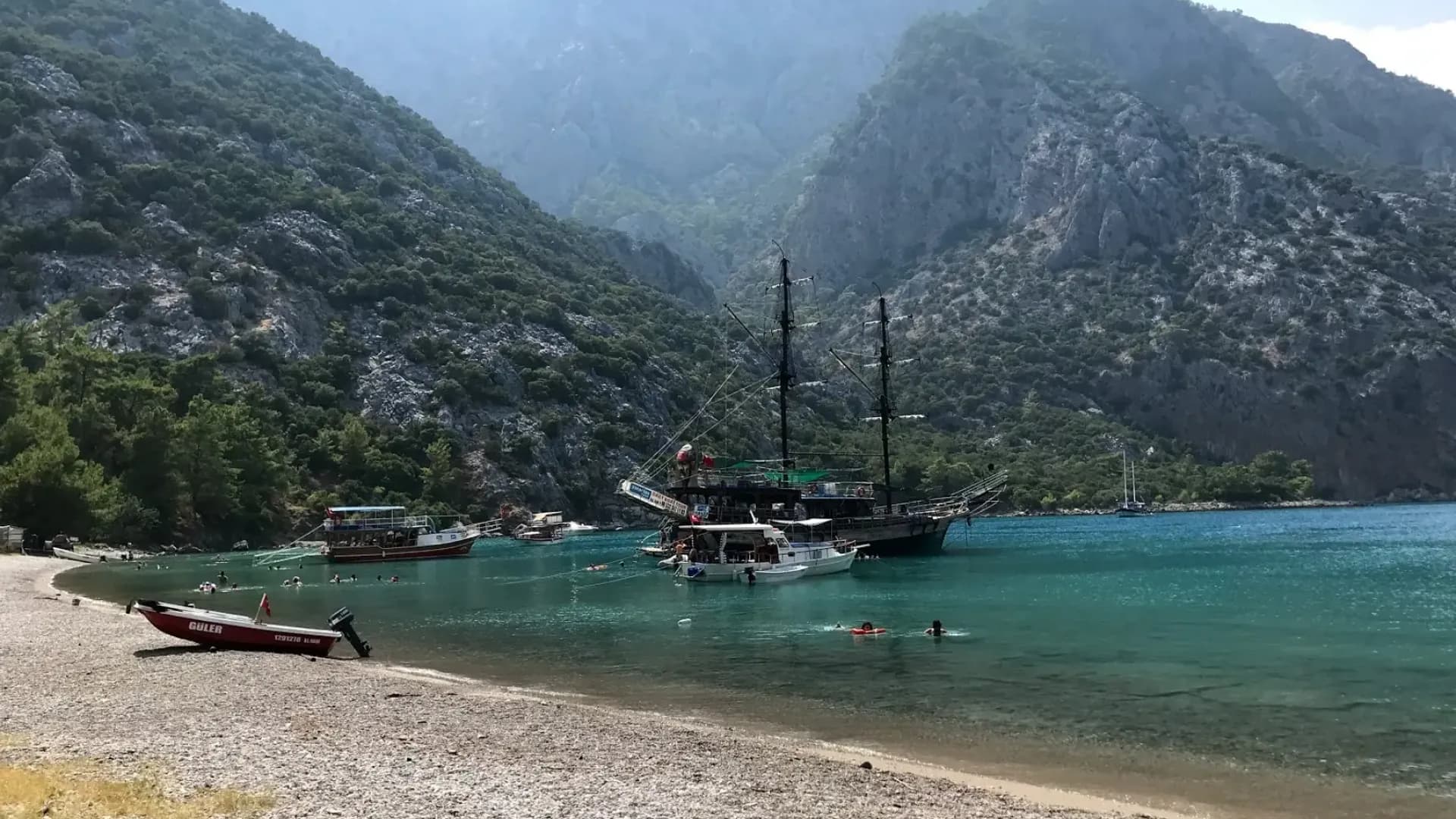 帆船在避风的山湾中航行