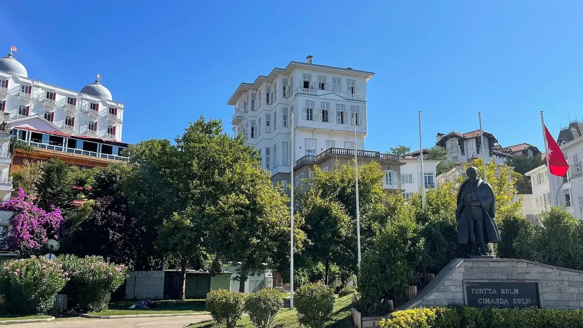 Статуя в саду под белыми зданиями