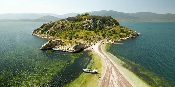 Schmaler Sandstreifen, der zu einer kleinen Insel führt