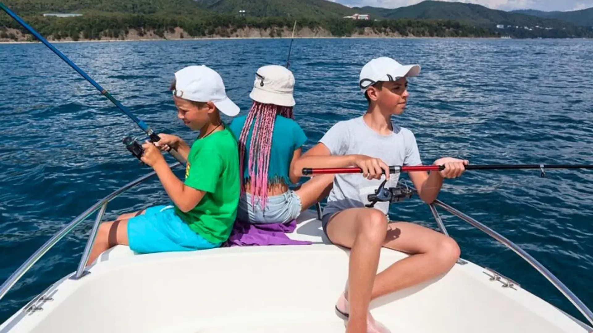 游客在船头钓鱼