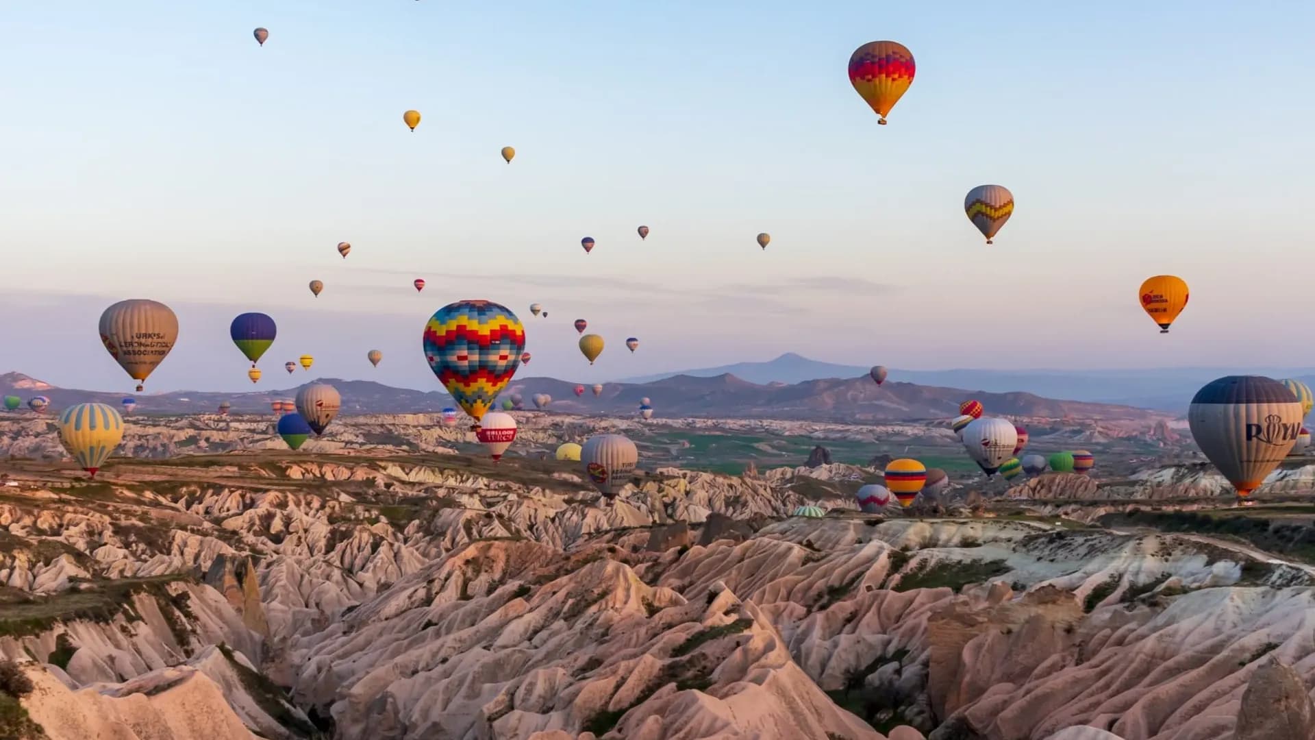 Heißluftballons über einem felsigen Tal