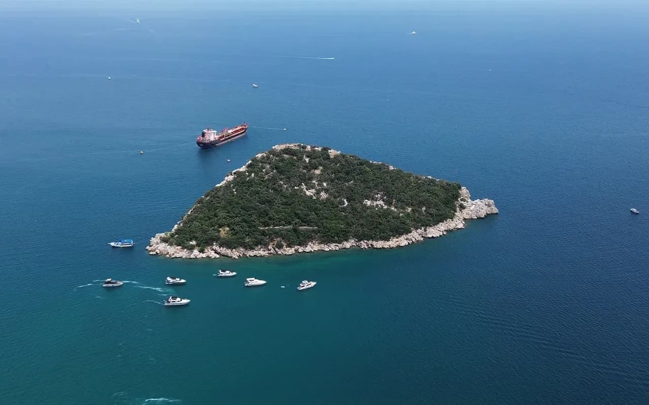 蓝色大海环绕的绿色小岛