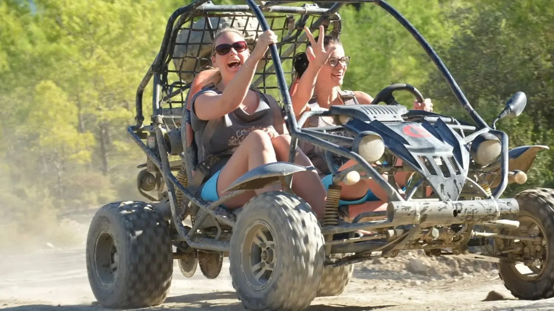 Fahrer reisen in einem Buggy