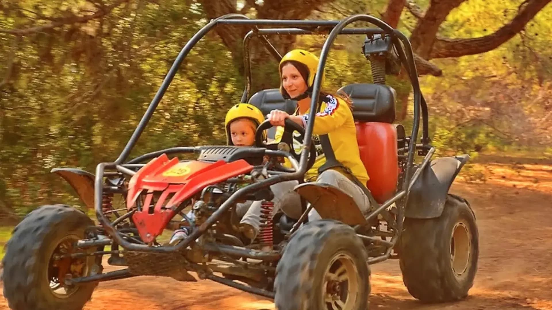 Buggy auf einem Waldweg