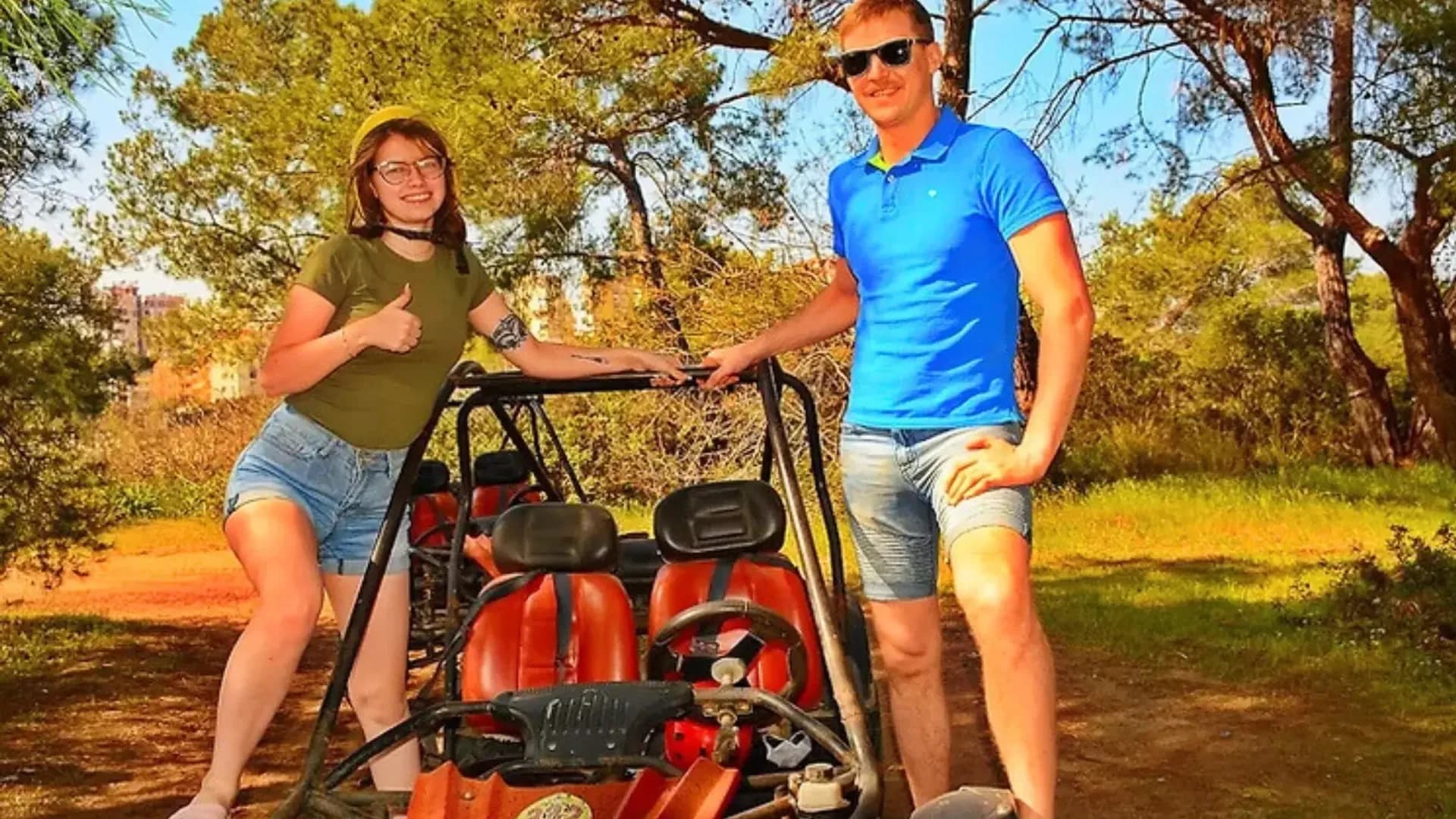 Zwei Besucher neben einem Buggy