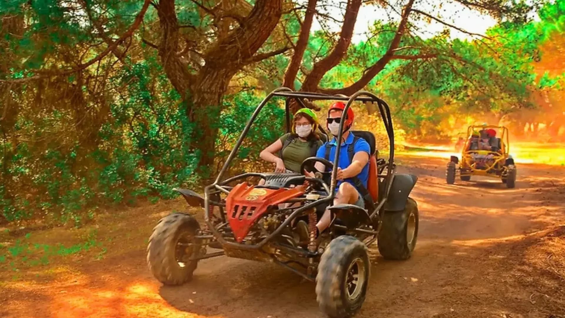 Buggy unterwegs auf einem Waldweg