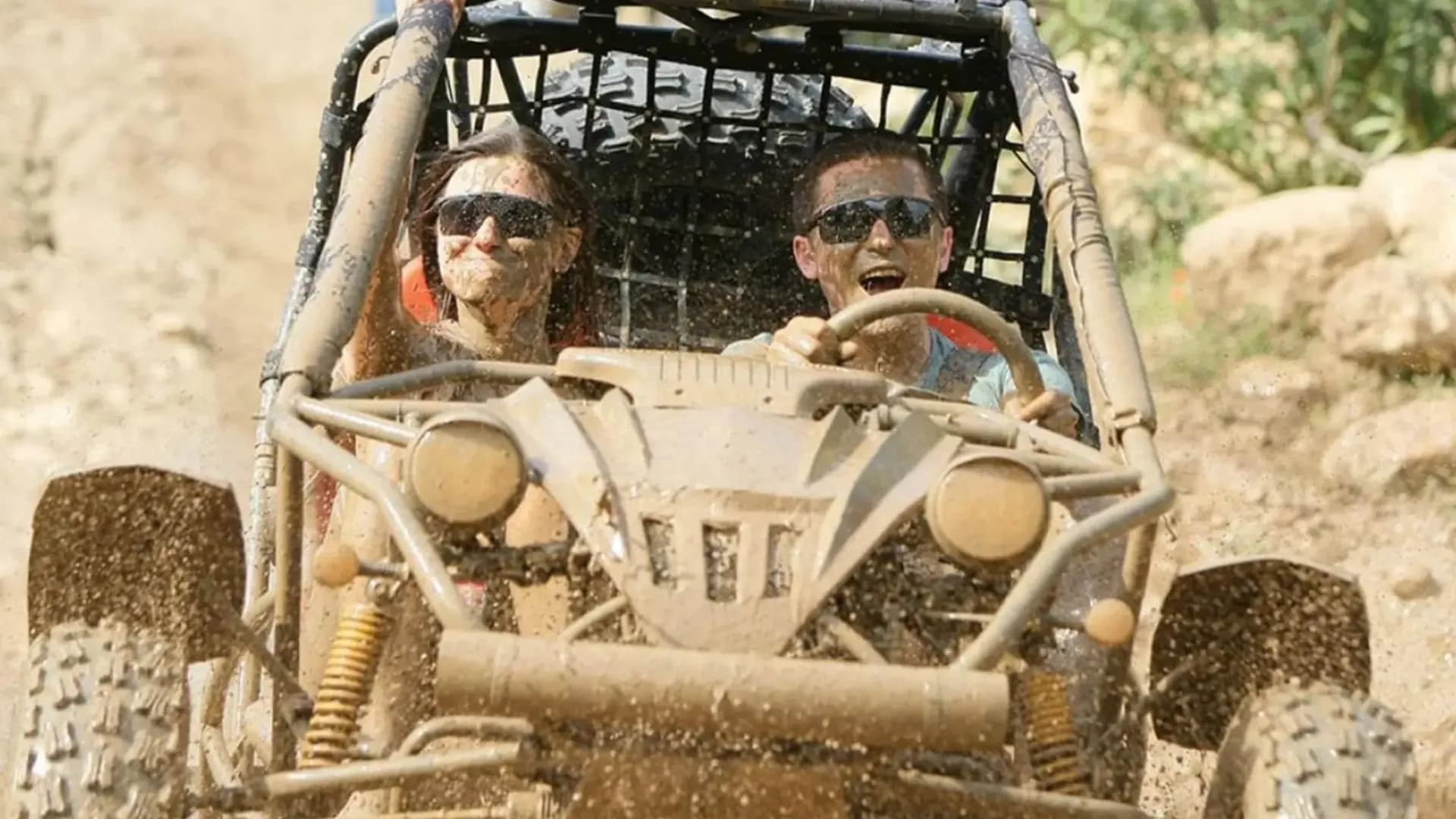 Buggy fährt durch schlammiges Wasser