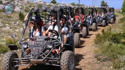Reihe von Buggys auf einem Weg