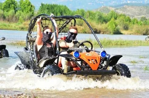 Buggy überquert seichtes Wasser