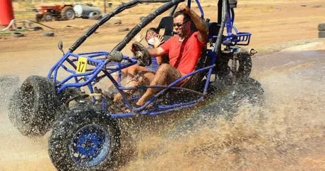 Buggy planscht durch Wasser