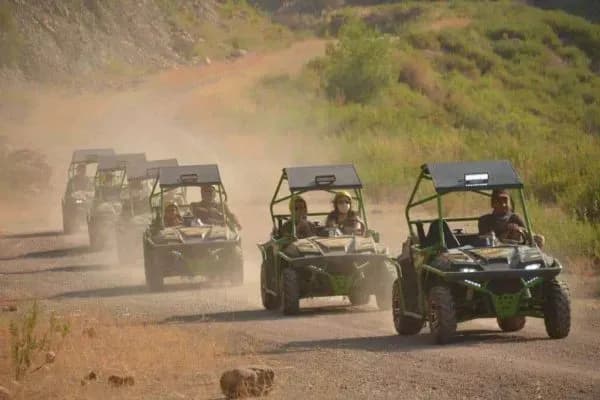 Buggy-Konvoi auf staubiger Strecke