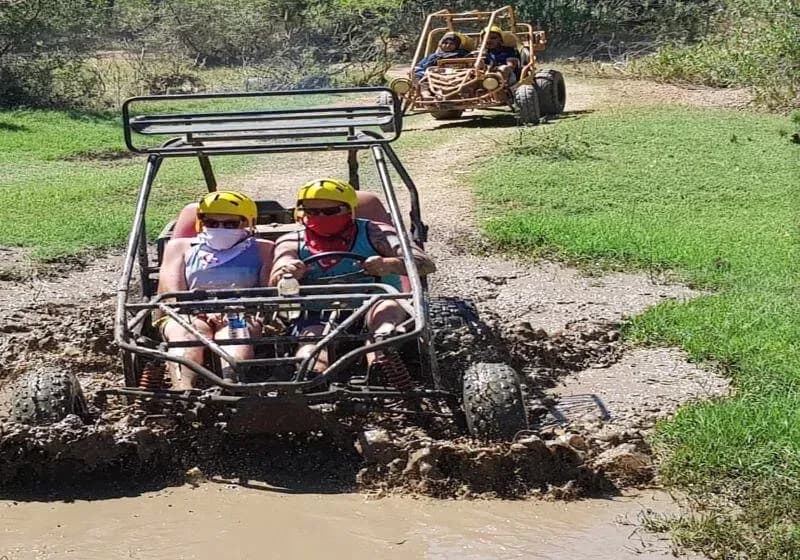 Buggy überquert einen schlammigen Weg