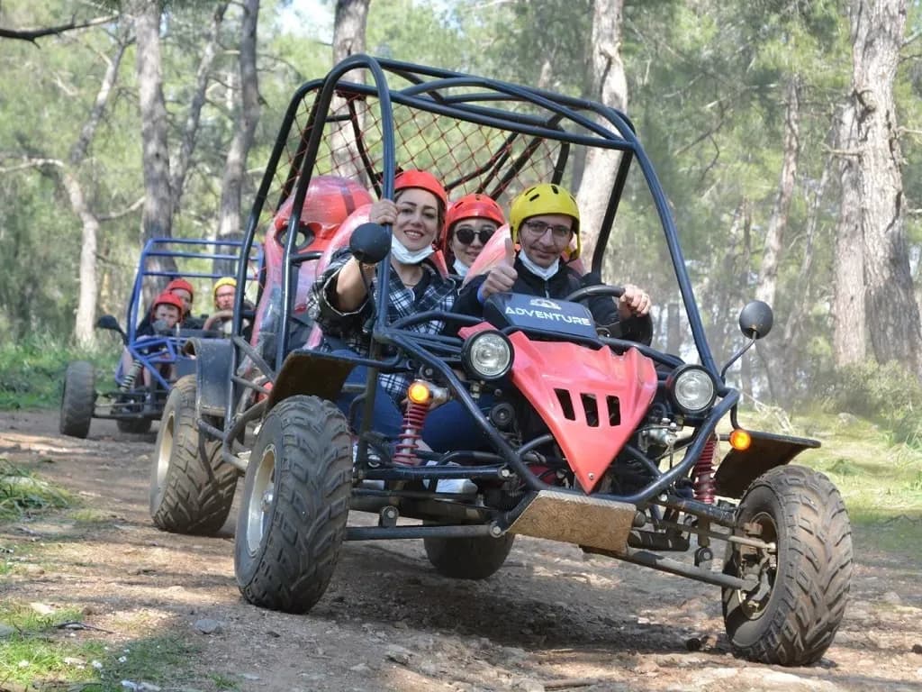 Buggy-Fahrer auf einem Waldweg