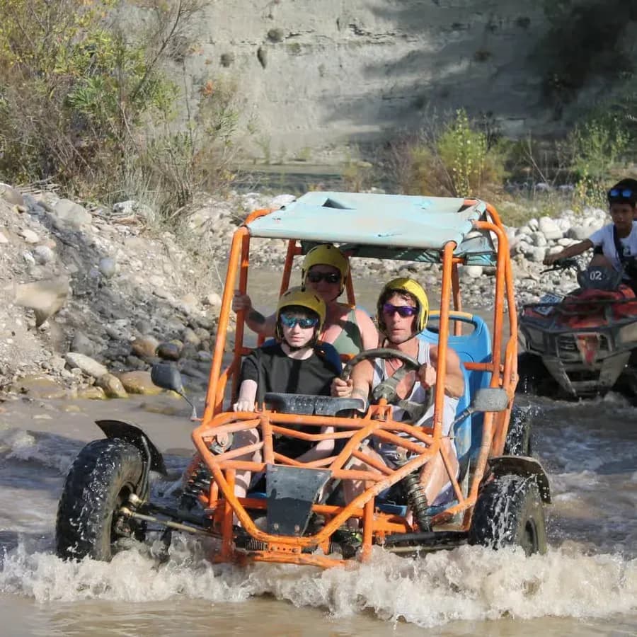 Buggy fährt durch einen felsigen Bach
