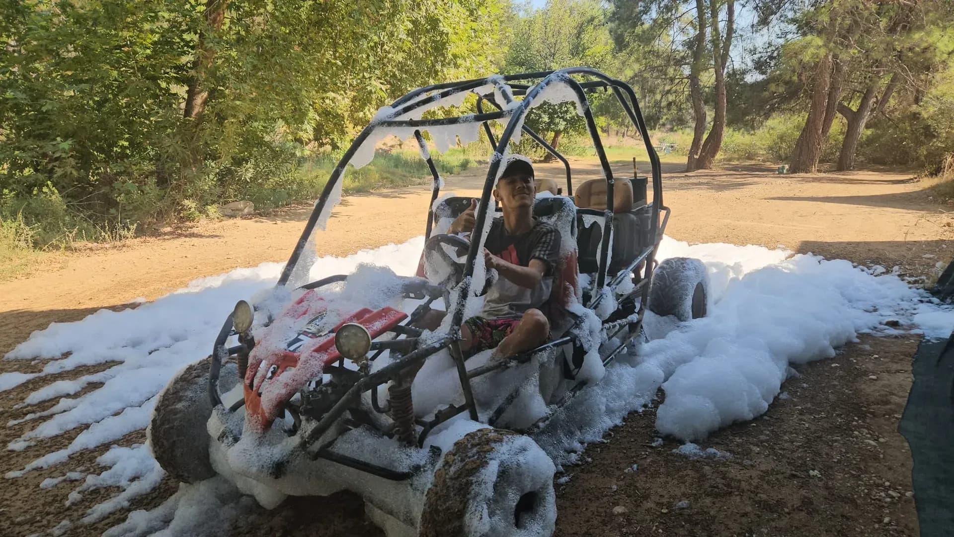 Buggy fährt durch Wasser und Schaum
